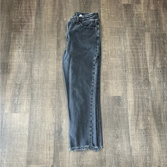 Abercrombie & Fitch Black Denim Wash Raw Hem Mom Jean Size 28 - Picture 3 of 5